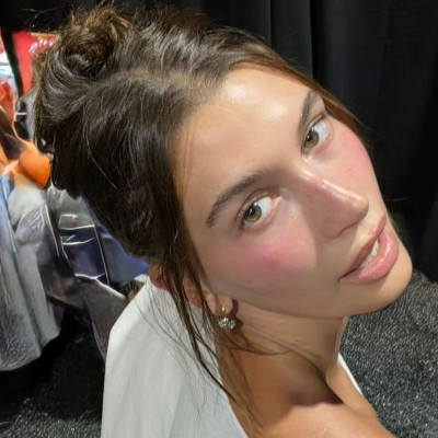 Ξέρεις την comb headband; Η Hailey Bieber, όχι μόνο τη ξέρει, αλλά την έκανε ήδη trend