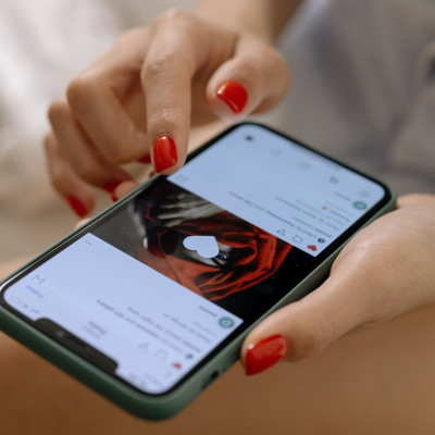 Τι γίνεται τελικά αν πατήσεις like στο Instagram κι αμέσως το πάρεις πίσω; Αυτό δεν το περιμέναμε!