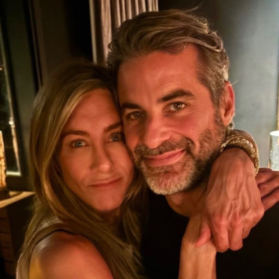 Jennifer Aniston: Οι τρυφερές στιγμές με τον Jim Curtis στην Ισπανία δείχνουν πως βιώνει τον έρωτα