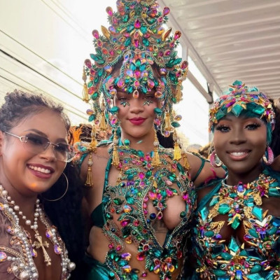 Η Rihanna επέστρεψε στα Barbados φορώντας το πιο εκθαμβωτικό κουστούμι και τιμώντας τις ρίζες της
