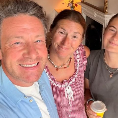 Η κόρη του Jamie Oliver αρραβωνιάστηκε & μοιάζει σαν χθες που τον βλέπαμε να μαγειρεύει σε 15 λεπτά