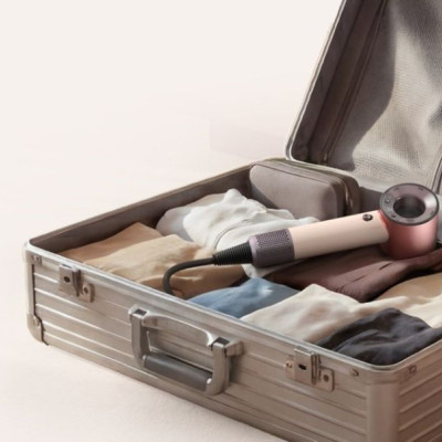 Με αυτά τα 2 gadgets της Dyson δεν θα σε νοιάζει τίποτα στις διακοπές
