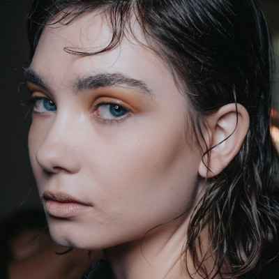 Beauty hack: Δες πώς να πετύχεις το τέλειο pool-makeup look σε λιγότερο από 5 λεπτά