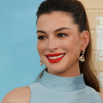 Η Anne Hathaway φόρεσε το κόκκινο κραγιόν αλλιώς! To blurred lip είναι η πιο καλοκαιρινή εκδοχή