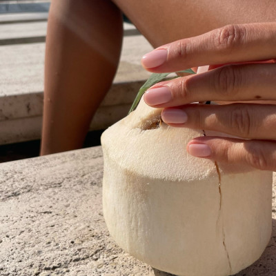 Coconut water nails: Αν δεν κάνεις τώρα αυτό το μανικιούρ, τότε πότε;