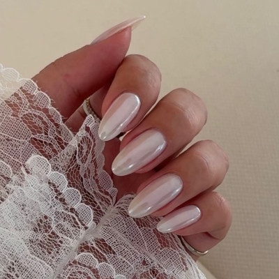 Vanilla latte glaze nails: Το μανικιούρ που θα αντικαταστήσει τα glazed donut nails το φθινόπωρο