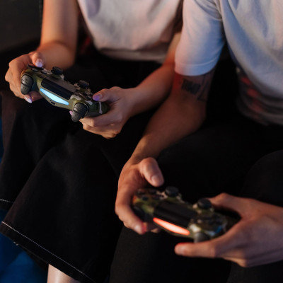 Κι όμως, όσοι παίζουν video games είναι εξαιρετικοί σύντροφοι: 7 λόγοι που το αποδεικνύουν