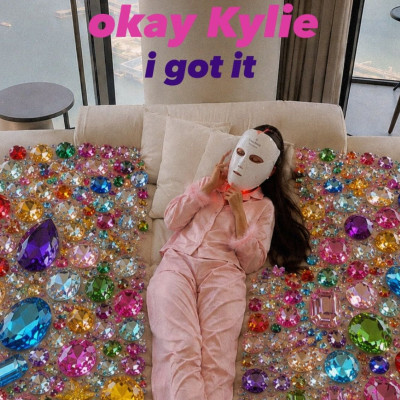 Sorry Kylie, η γενιά του Υ2Κ φορούσε αυτοκόλλητα στρασάκια πολύ πριν τα κάνει η τούρτα σου viral