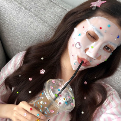 Bedazzled Beauty: Η νέα beauty τάση βάζει κρύσταλλα παντού, μέχρι και στις μάσκες προσώπου