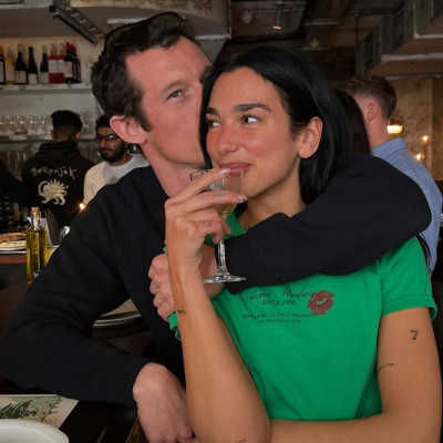 H Dua Lipa γίνεται 31 & ο σύζυγός της Callum Turner κάνει το δικό του manifest για να γίνει μπαμπάς