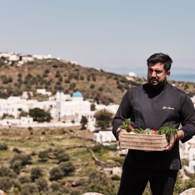 Τα Ασύρτικα των Κυκλάδων δίνουν ραντεβού με τον σεφ Γκίκα Ξενάκη στη Σίφνο για μία μόνο βραδιά