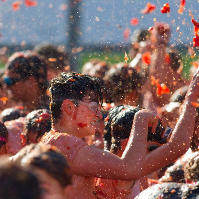La Tomatina: Η πιο διάσημη ντοματομαχία του κόσμου έβαψε ξανά την Ισπανία στα κόκκινα