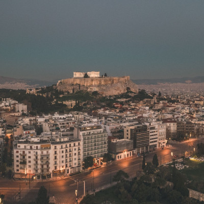 Ο γύρος του κόσμου μέσα από την Αθήνα: Πού τρώμε και πίνουμε στις πιο «διεθνείς» πλατείες της πόλης
