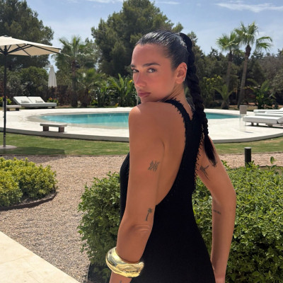 Η Dua Lipa φόρεσε Calvin Klein Collection στο δείπνο πριν τα γενέθλιά της στην Ibiza