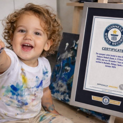 Ξεκίνησε να ζωγραφίζει 5 μηνών, μπήκε στο Guinness πριν γίνει ενός και τώρα ετοιμάζει νέα έκθεση