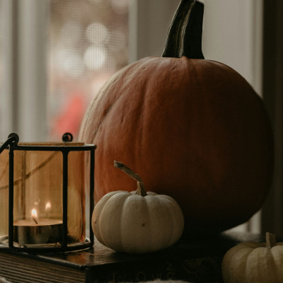 Ξέχνα το pumpkin spice: Αυτά είναι τα 10 χρώματα που θα κυριαρχήσουν στη διακόσμηση το φθινόπωρο