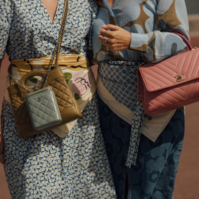 Trend Alert: Mini ή XL τσάντες; Tα bag trends της νέας σεζόν ψηφίζουν και τα δύο