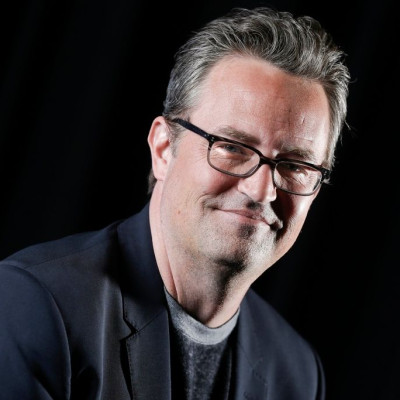 Ποιος ήταν πραγματικά ο Chandler; Το Netflix μάς συστήνει τον Matthew Perry πίσω από τα «Friends»