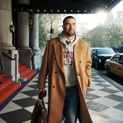 Exclusive Q&A: O Tommy Hilfiger μιλάει για την καμπάνια στο Plaza με τον Travis Kelce &την παρέα του