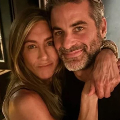 Jennifer Aniston και Jim Curtis μιλούν για τη διάγνωση που του προκάλεσε μερική παράλυση