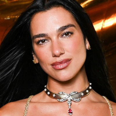 Dua Lipa: Τα «jewel lips« της στο event του οίκου Bvlgari ευθυγραμμίστηκαν με το concept της βραδιάς
