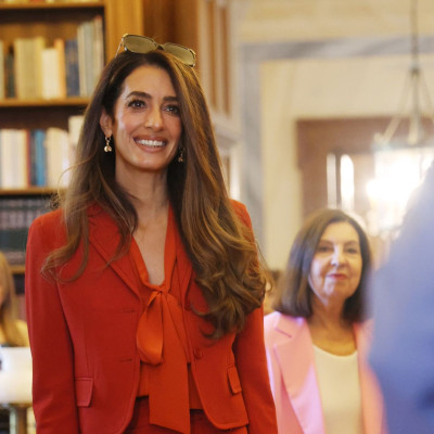 Amal Clooney: Στο Προεδρικό Μέγαρο με το νέο αγαπημένο color trend του φθινοπώρου, burnt orange