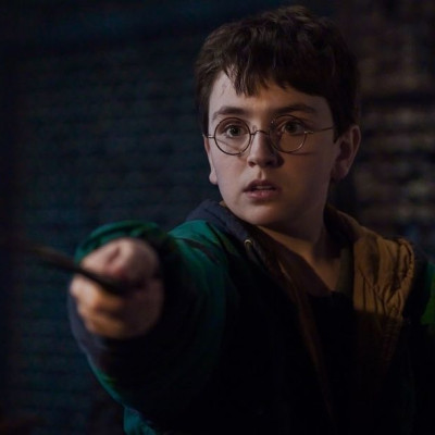 Αν αγάπησες το Harry Potter, αυτά τα 8 βιβλία αξίζουν μια θέση στη βιβλιοθήκη σου