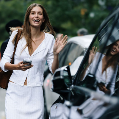 «Moulded» blazers: Το νέο tailored μυστικό των fashion insiders & πώς θα τα φορέσεις