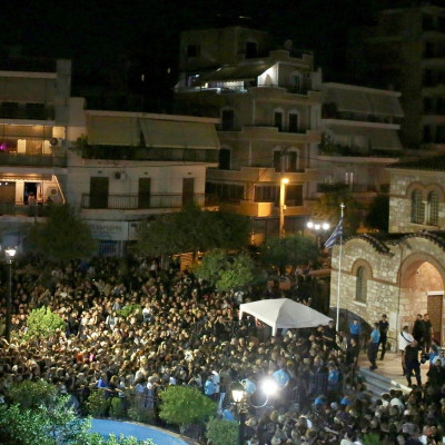 Όλη τη νύχτα δίπλα στον Μαζωνάκη: Ο σπαραγμός των γονιών του - χιλιάδες φίλοι στο λαϊκό προσκύνημα