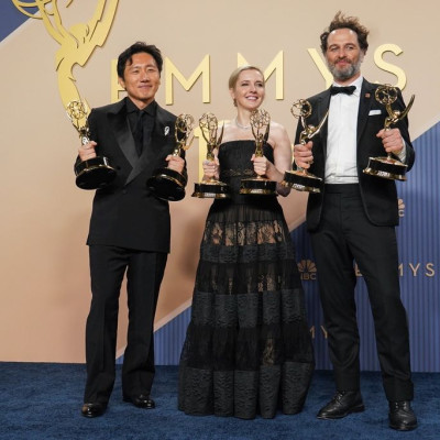 Από τον Matthew Rhys στην Taylor Swift: 5 στιγμές που έκαναν τα Emmys 2026 αξέχαστα