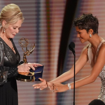 Jean Smart: Στα 75 της γράφει ιστορία στα βραβεία Emmy & μάς θυμίζει ότι το ταλέντο δεν έχει ηλικία