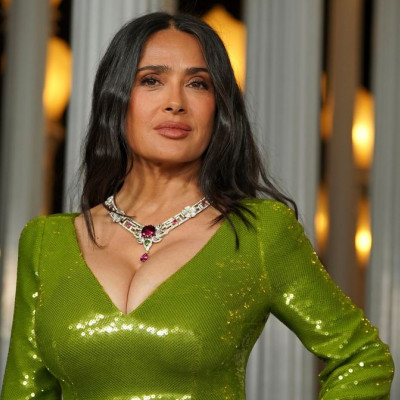 Η Salma Hayek μπαίνει στην «Arena» της σκηνοθεσίας & με την Angelina Jolie είπαν μόνο αλήθειες