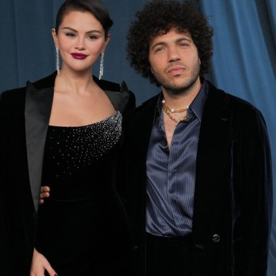 Η Selena Gomez είναι ακόμα στη honeymoon φάση έναν χρόνο μετά τον γάμο με τον Benny Blanco