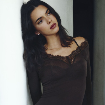 Η Kendall Jenner επιλέγει το viral Intimissimi Ultralight with Cashmere ξανά και ξανά