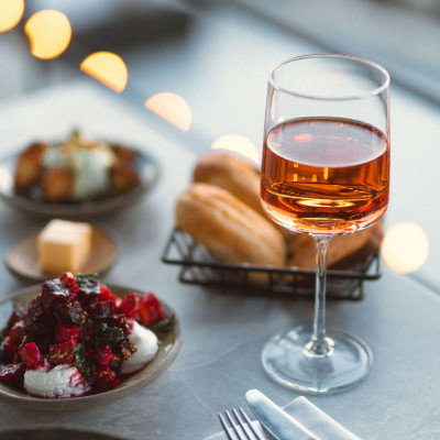 Πού βγαίνουμε για κρασί: 4 wine bars στην Αθήνα για ποτήρια που γίνονται ολόκληρη έξοδος