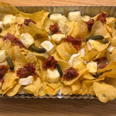 Charcuterie με τραγανά Chips, τυρί Brie, Προσούτο & Πίκλες
