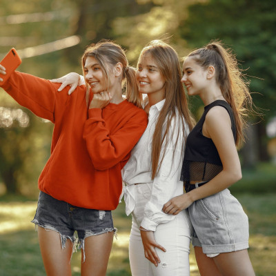 Κι αν τελικά τα social media δεν είναι το πρόβλημα; Τι συμβαίνει με την ψυχική υγεία των εφήβων