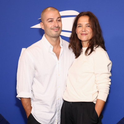Το minimal look της Katie Holmes αποδεικνύει ότι αυτά τα 3 κομμάτια είναι τα μόνα που χρειάζεσαι