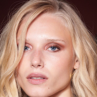 Forget the smoky eye: Το suede eye shadow είναι το πιο chic μακιγιάζ του φθινοπώρου