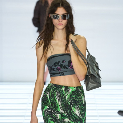 Ο οίκος Prada όρισε το look της σεζόν SS27: Μια φούστα, ένα bra, μια τσάντα & αυτοπεποίθηση αρκούν