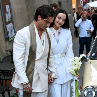Dove Cameron & Damiano David: High Fashion και ρομαντισμός στον παραμυθένιο γάμο τους στην Τοσκάνη