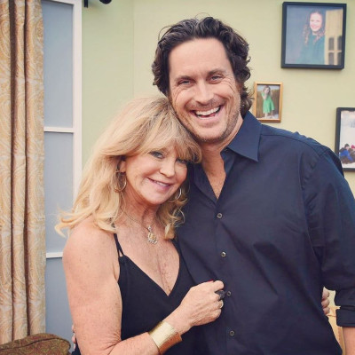 Πώς είναι να έχεις μαμά ένα «icon» σαν τη Goldie Hawn; Ο Oliver Hudson μιλά για τις ανασφάλειές του