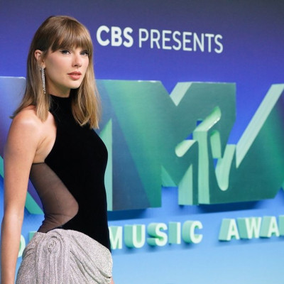 MTV VMAs 2026: Το smoky eye επέστρεψε, μέχρι και η Taylor Swift «πρόδωσε» το κόκκινο κραγιόν