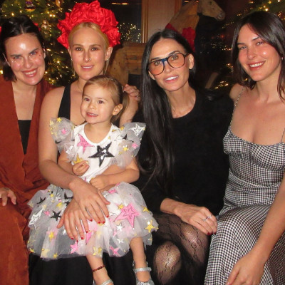 Demi Moore: Το σημαντικό μάθημα ζωής που πήρε από τις κόρες της & γιατί αξίζει να το κρατήσει κι εσύ