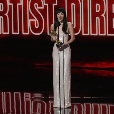 Dakota Johnson: To φόρεμα στα MTV Video Music Awards 2026 & τα iconic σκουλαρίκια με την Swift