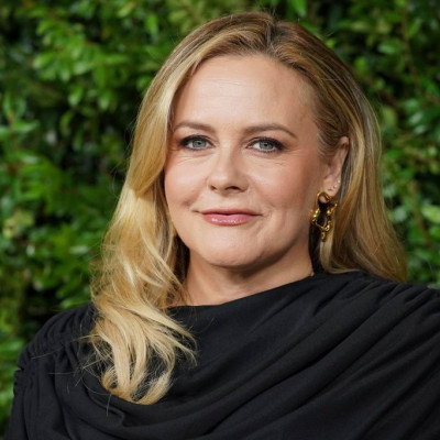 Η Alicia Silverstone γίνεται 50 και έχει αναφερθει στη σκληρή πλευρά των '90s