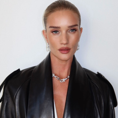 Η Paris Fashion Week είχε να επιδείξει πολλά looks, αλλά η Rosie Huntington-Whiteley εκόψε το νήμα
