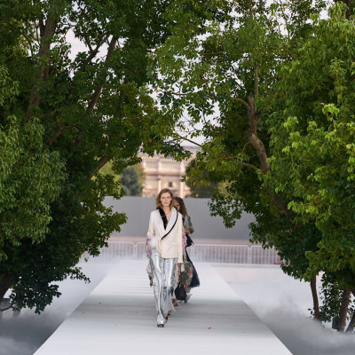 Paris Fashion Week: Dior & Saint Laurent παρουσίασαν 2 διαφορετικές εκδοχές της γυναίκας του σήμερα