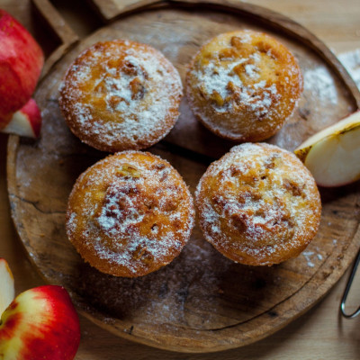 Αφράτα muffins με μπανάνα, μήλο και κανέλα – Όλα σε ένα μπολ