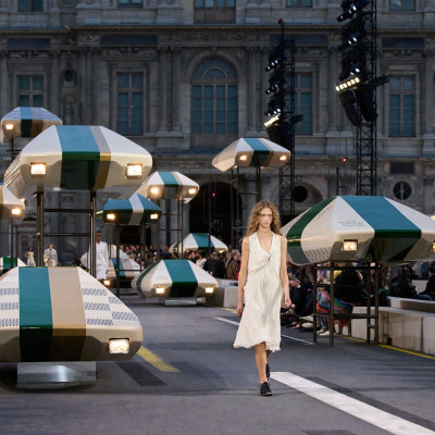 Louis Vuitton SS27: To μέλλον του οίκου κινείται στους δρόμους της πόλης & στις Ζendaya, Emma Stone